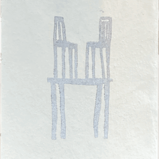 Zilver, 2 stoelen op 1 tafel. Houtdruk van Klaas Gubbels 2025