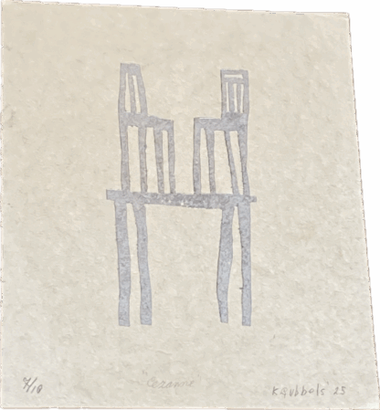 Zilver, 2 stoelen op 1 tafel. Houtdruk van Klaas Gubbels 2025