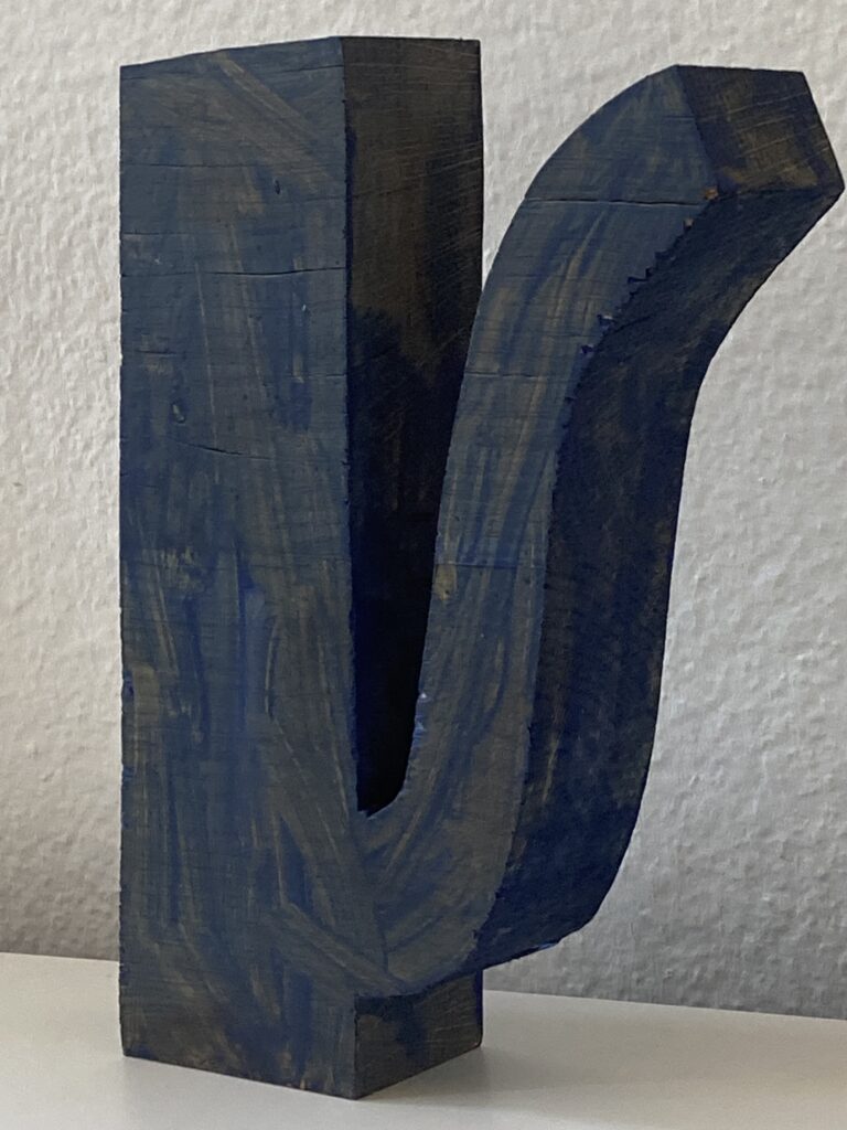Object hout  H24 cm blauwgeverfd
Klaas Gubbels 2025