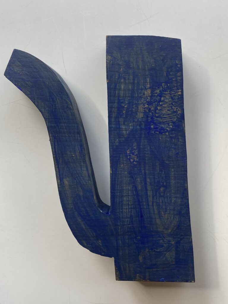 Object hout  H24 cm blauwgeverfd
Klaas Gubbels 2025
