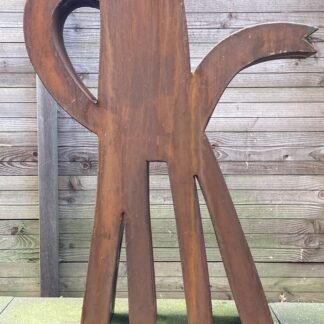 "Op Hoge Hakken" Cortenstaal Beeld van Klaas Gubbels Afmetingen ca. H97 x B77 x D 15 cm