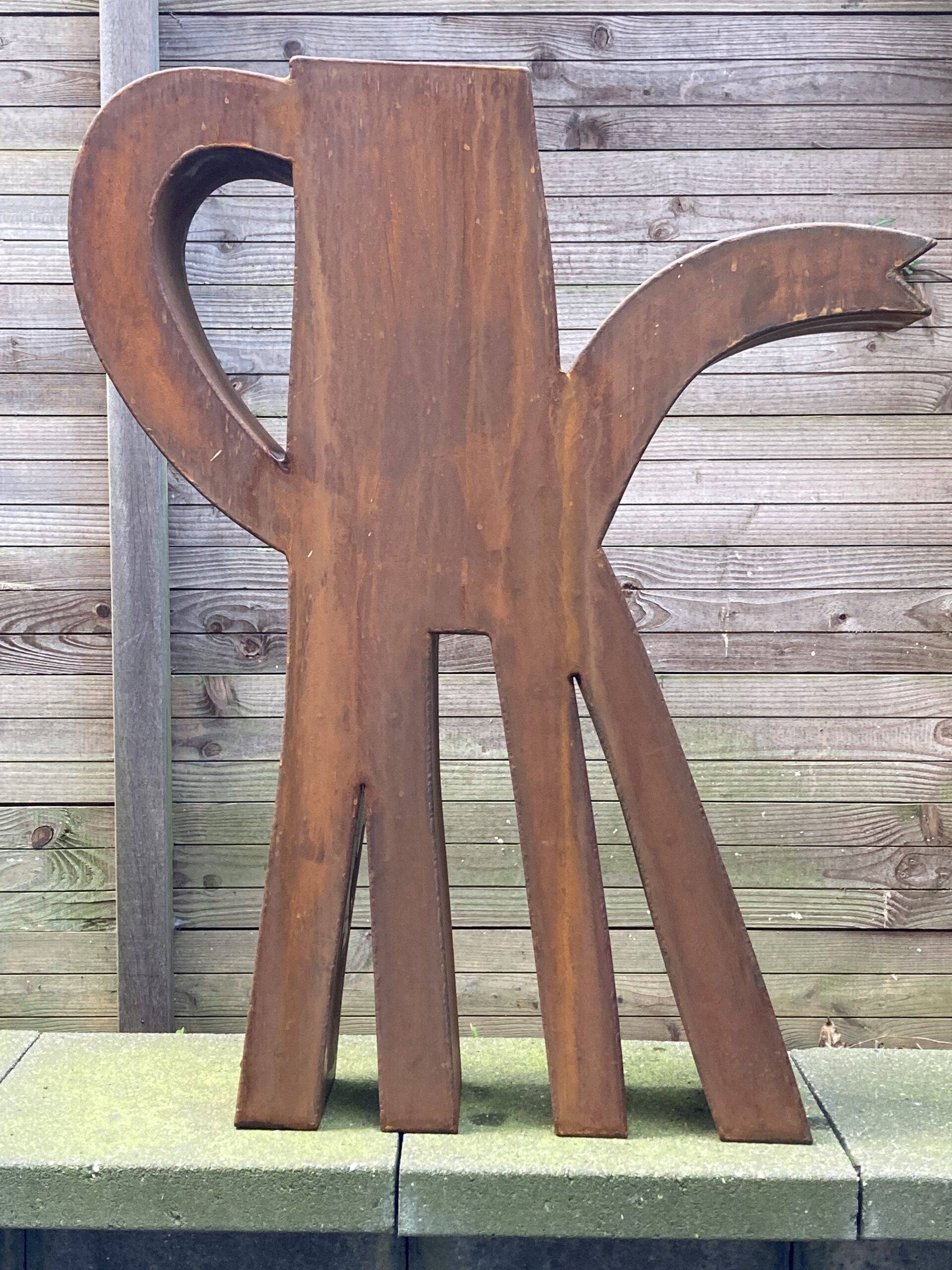 "Op Hoge Hakken" Cortenstaal Beeld van Klaas Gubbels Afmetingen ca. H97 x B77 x D 15 cm