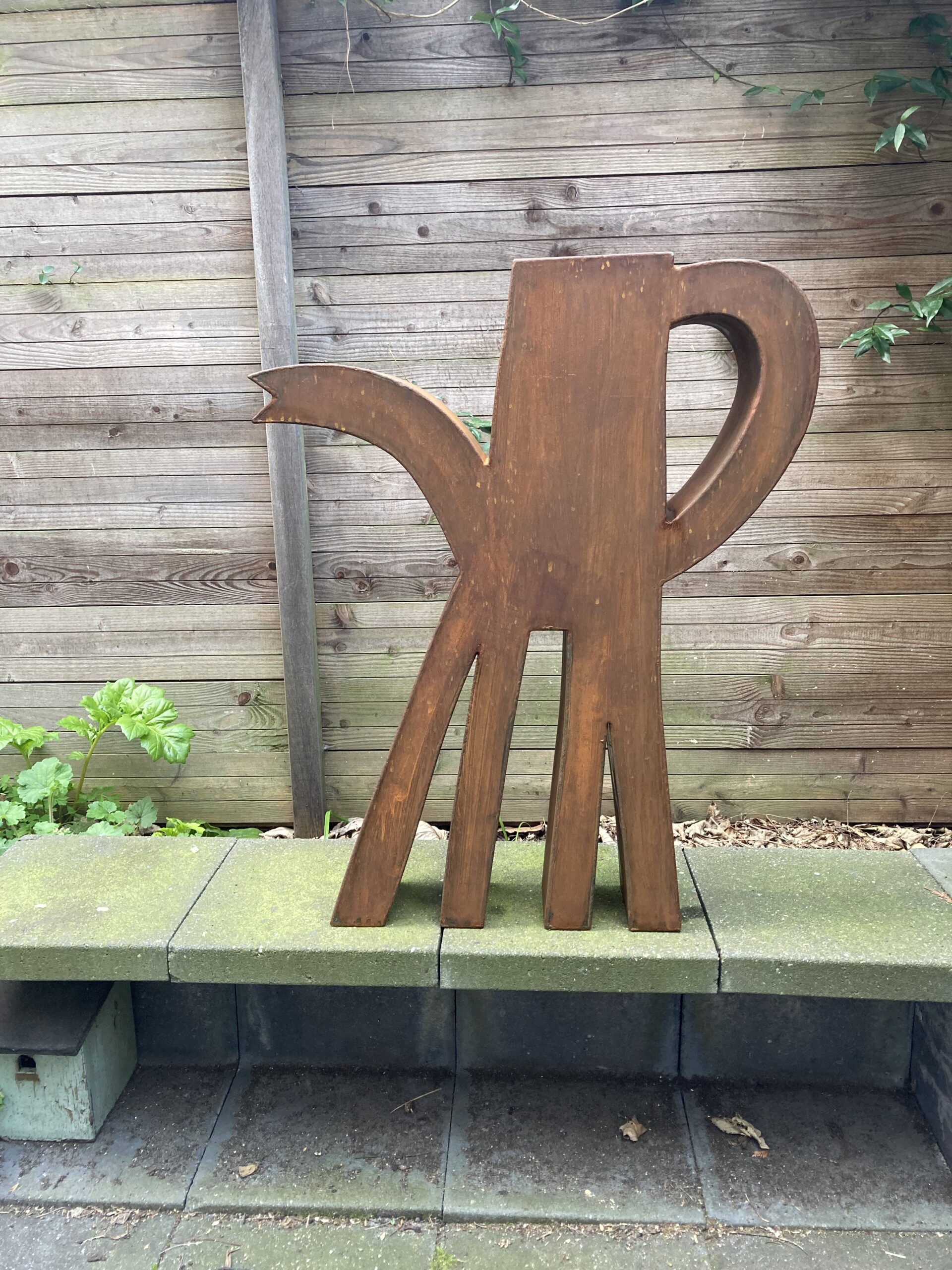 "Op Hoge Hakken" Cortenstaal Beeld van Klaas Gubbels Afmetingen ca. H97 x B77 x D 15 cm