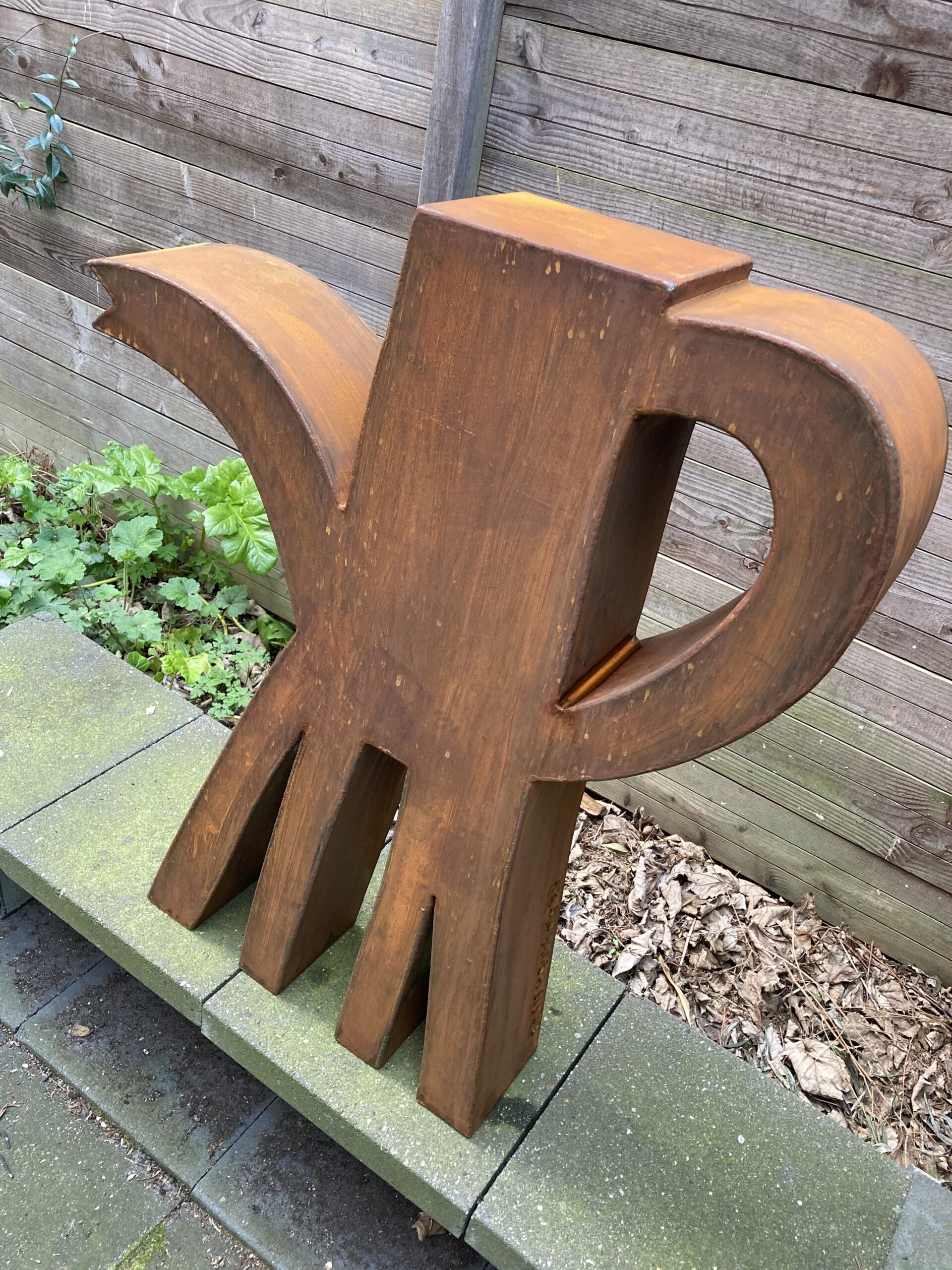 "Op Hoge Hakken" Cortenstaal Beeld van Klaas Gubbels Afmetingen ca. H97 x B77 x D 15 cm