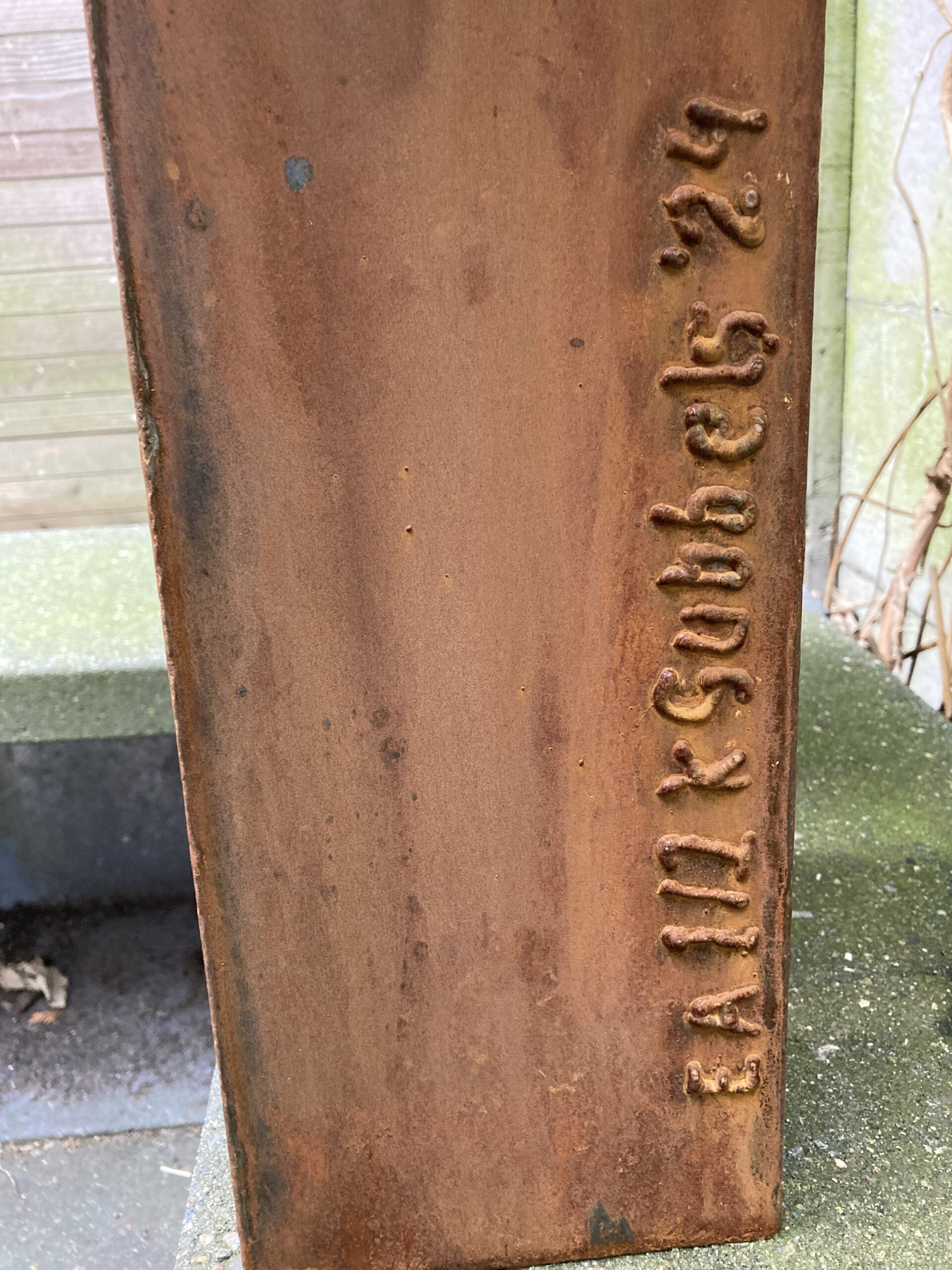 "Op Hoge Hakken" Cortenstaal Beeld van Klaas Gubbels Afmetingen ca. H97 x B77 x D 15 cm